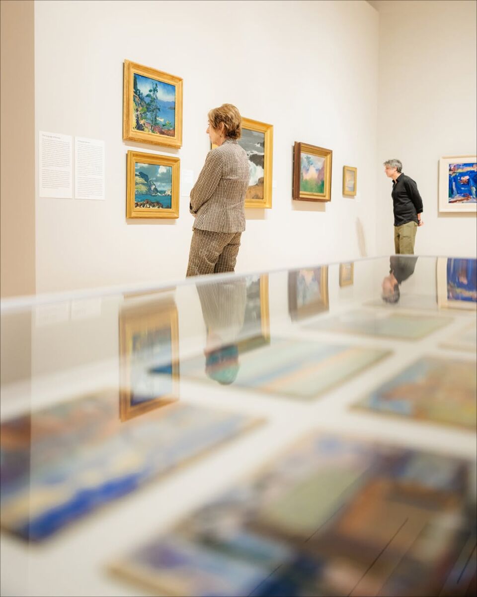 personas en un museo de arte