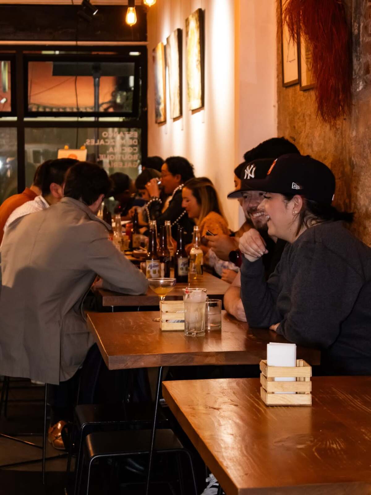 Bares de mezcal en la CDMX para celebrar los triunfos de México en el Mundial 2026 (o para olvidar las derrotas) Bares de mezcal en la CDMX para celebrar los triunfos de México en el Mundial 2026 (o para olvidar las derrotas)