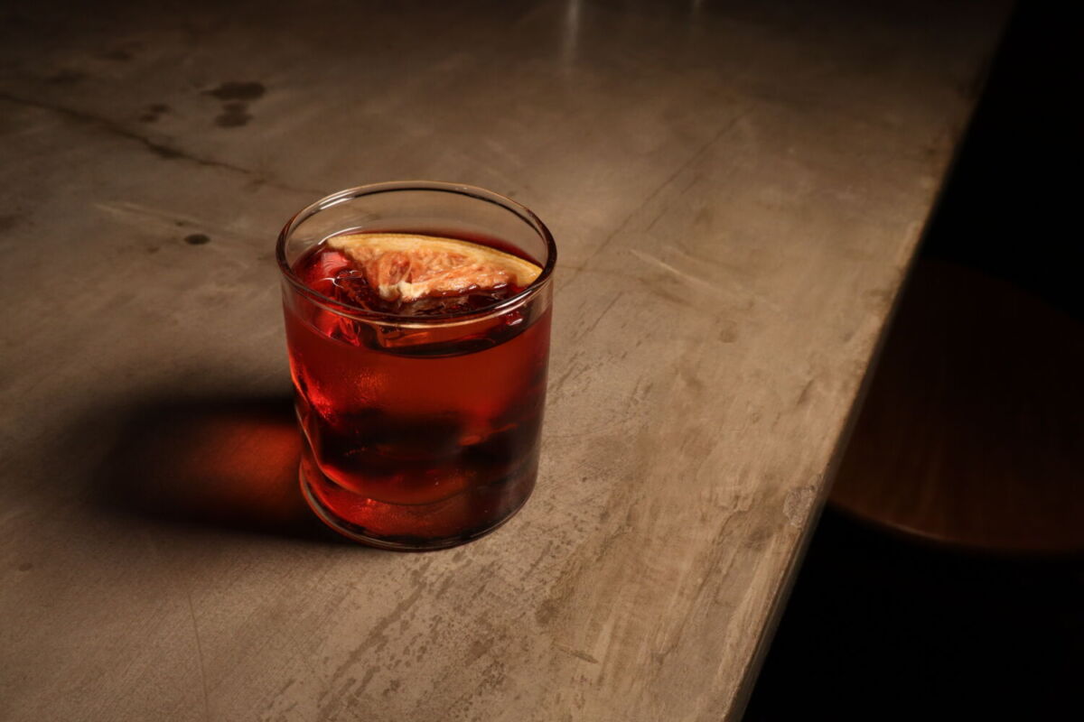un negroni sobre una barra de un bar