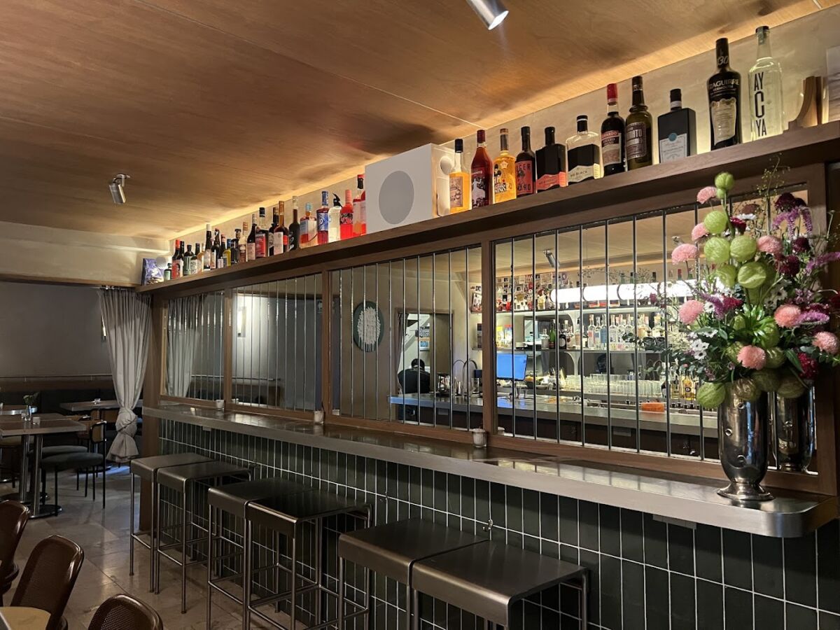 barra, mesas y bancos de un bar en la colonia Roma