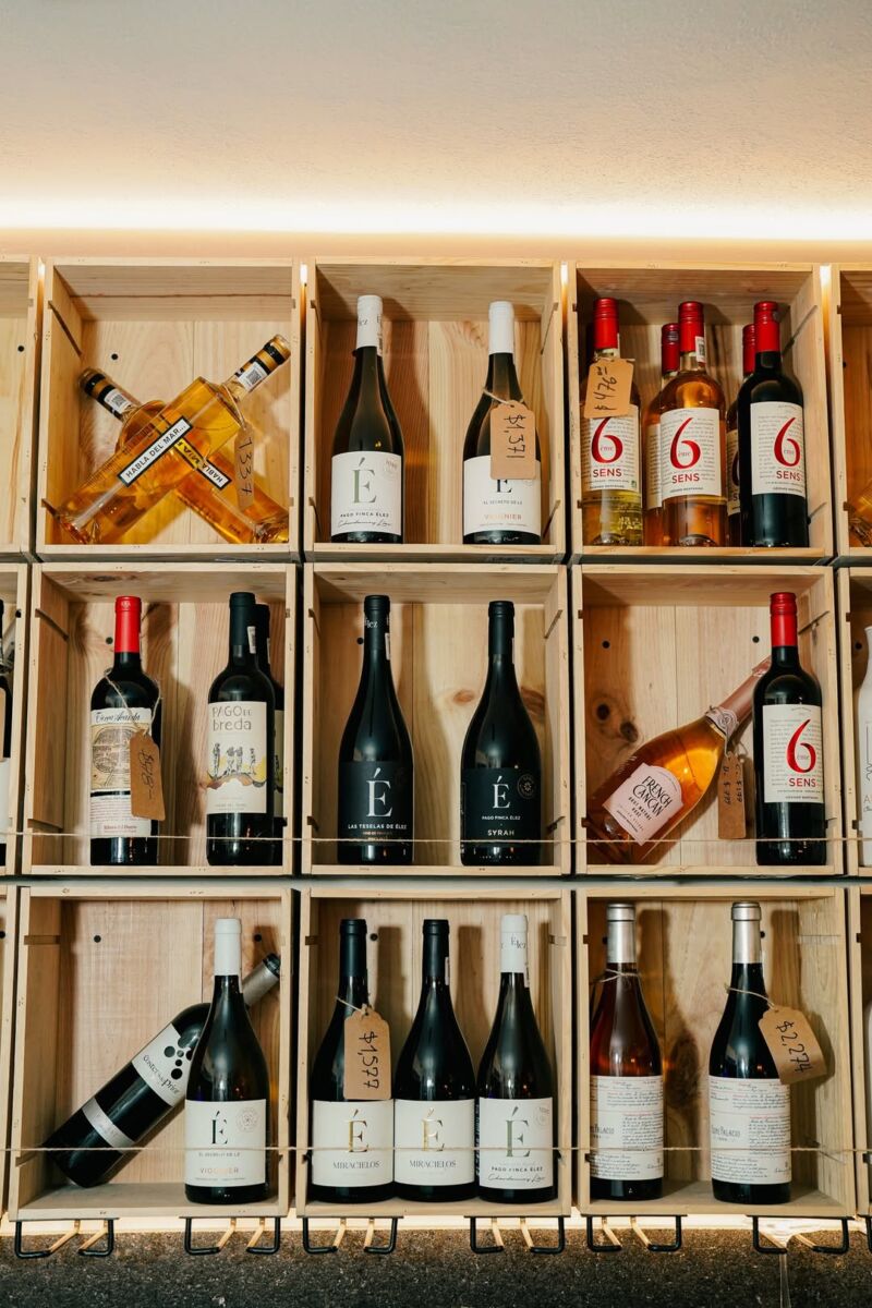 repiso con botellas de vino