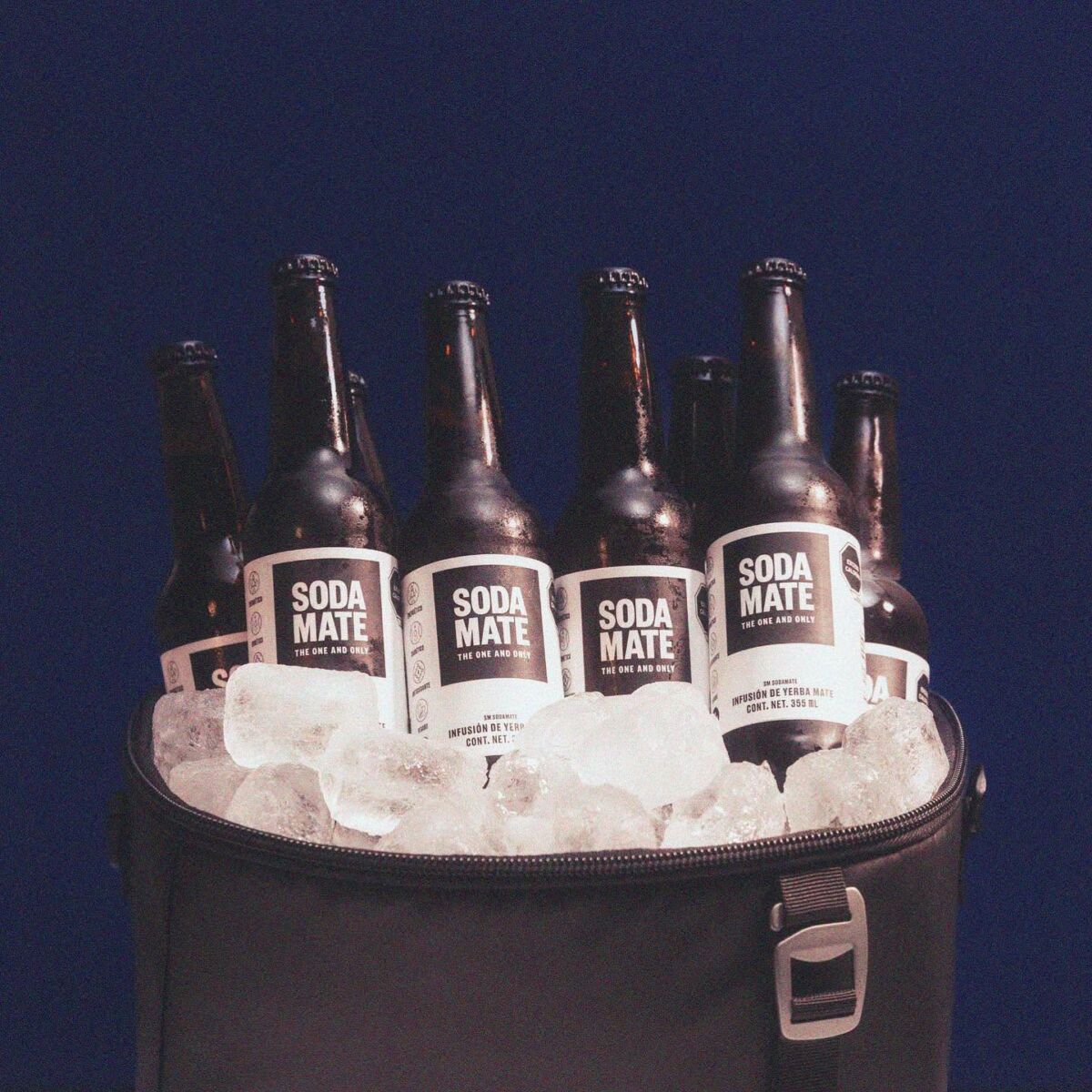 hielera con varias botellas de soda mate