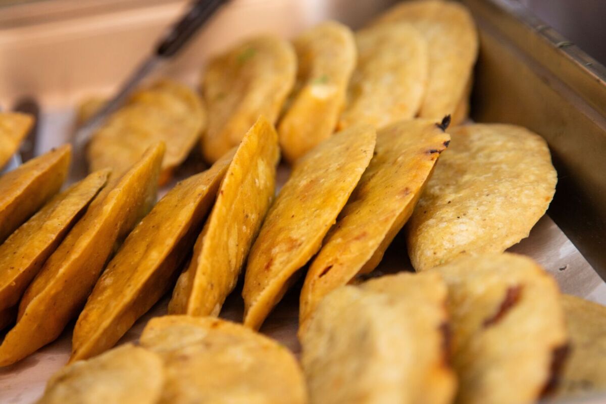 charola con empanadas de maíz