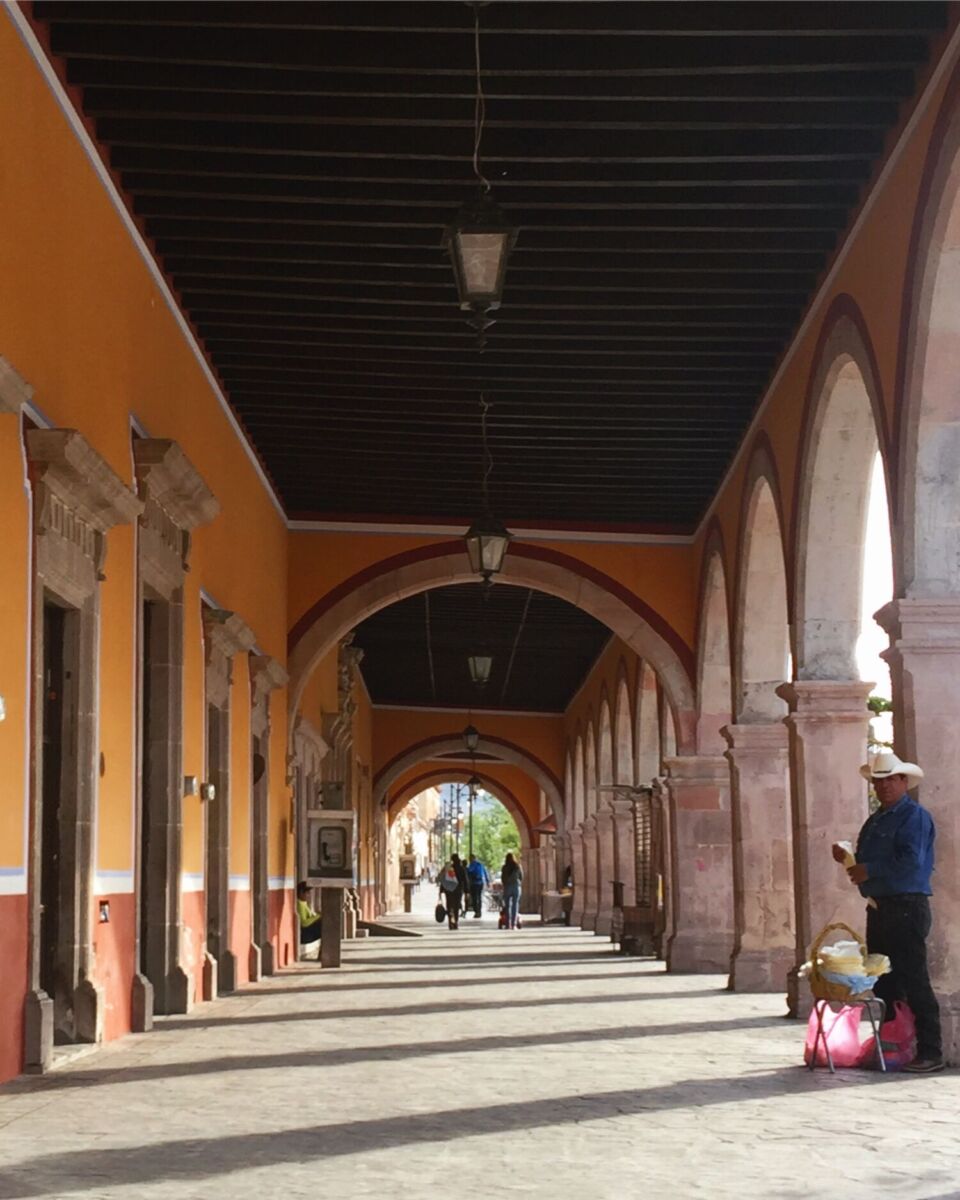 pasillo colonial con árcos