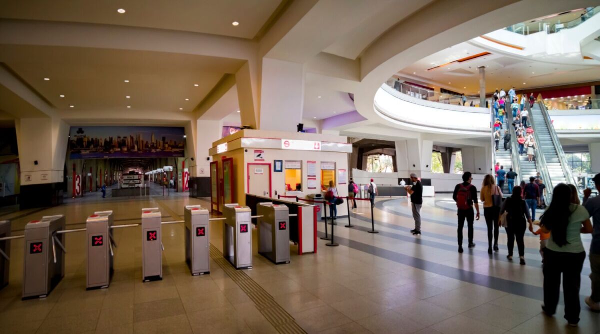 Estación de tren suburbano dentro de un centro comercial