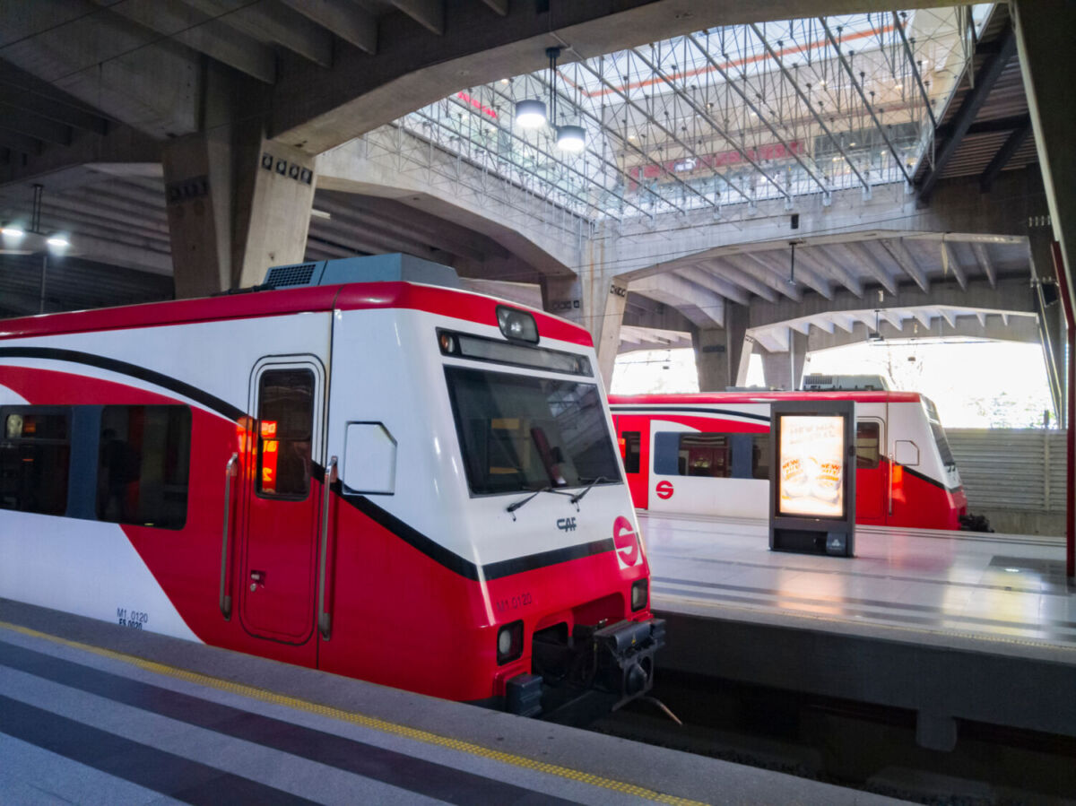 tren suburbano rojo con blanco