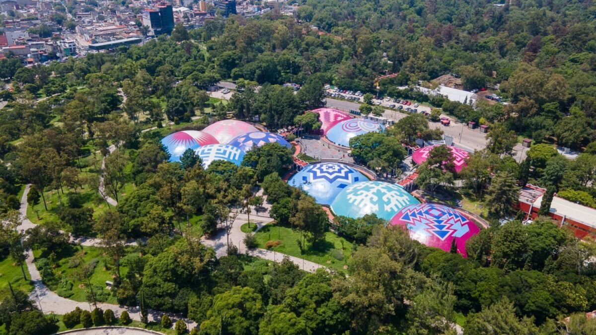 Vista aérea de los domos de colores del Museo Nacional de Historia 