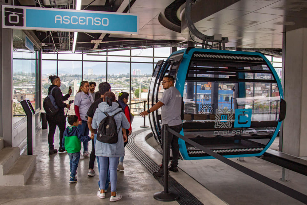 Personas ingresando a la cabina del Cablebús Chapultepec en la CDMX