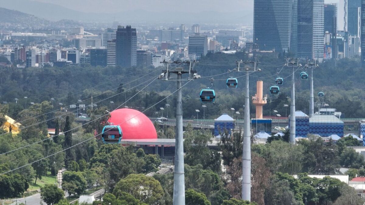 Vista panorámica del Cablebús Chapultepec y al fondo el Papalote y el Museo de Historia Natural 