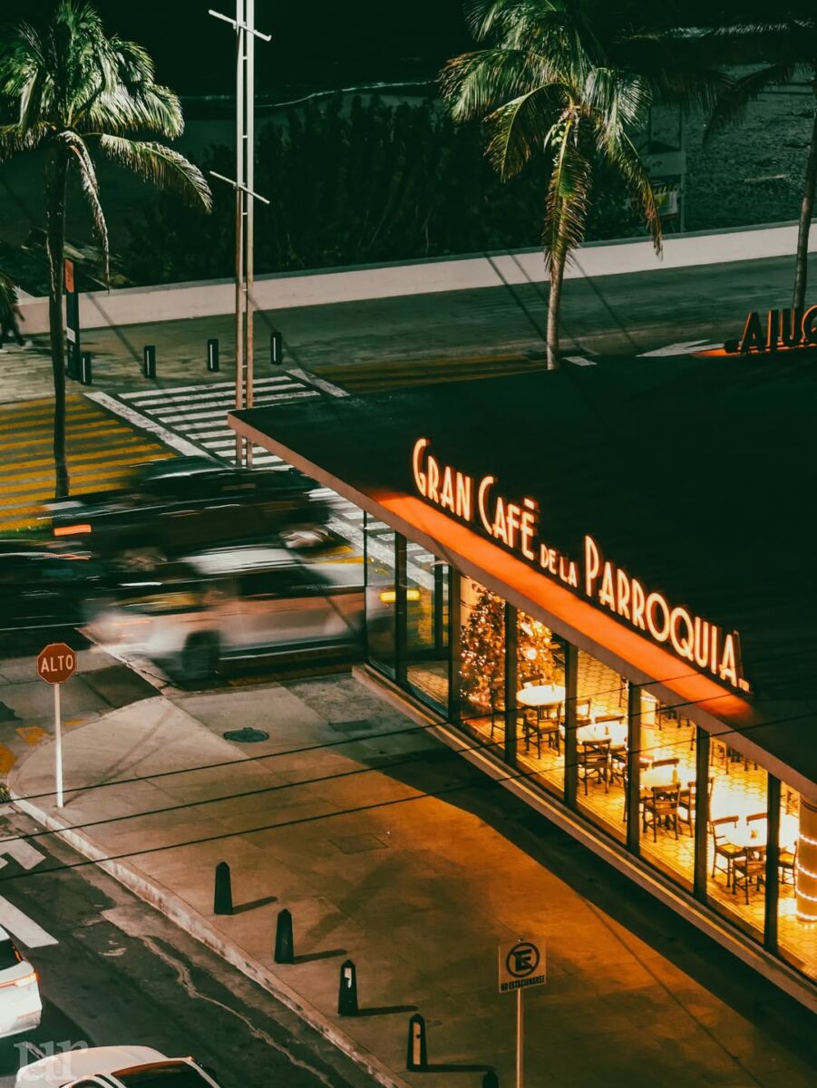 toma aérea nocturna de cafetería en veracruz