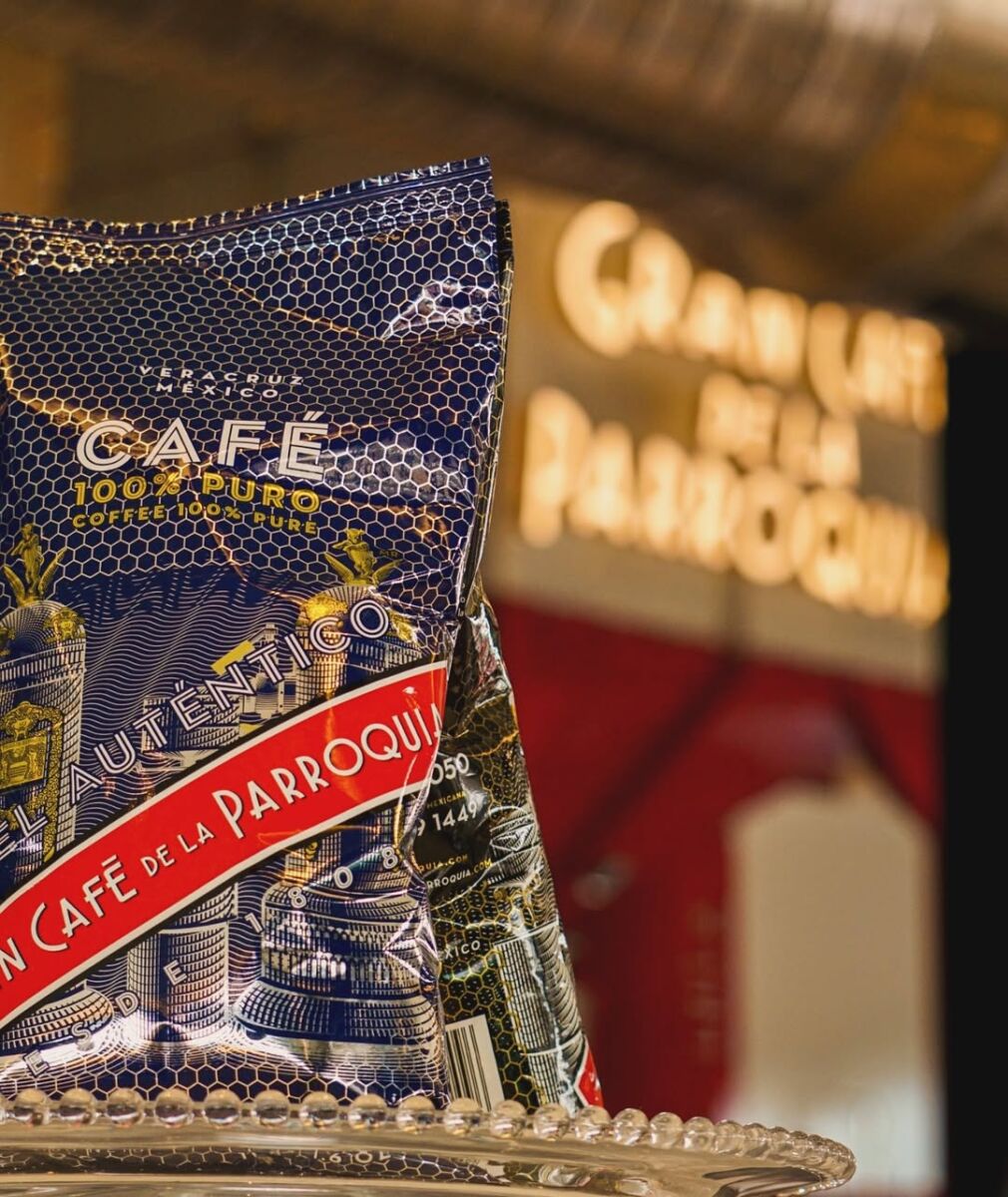 café a granel en bolsa azul frente a nombre de la cafetería