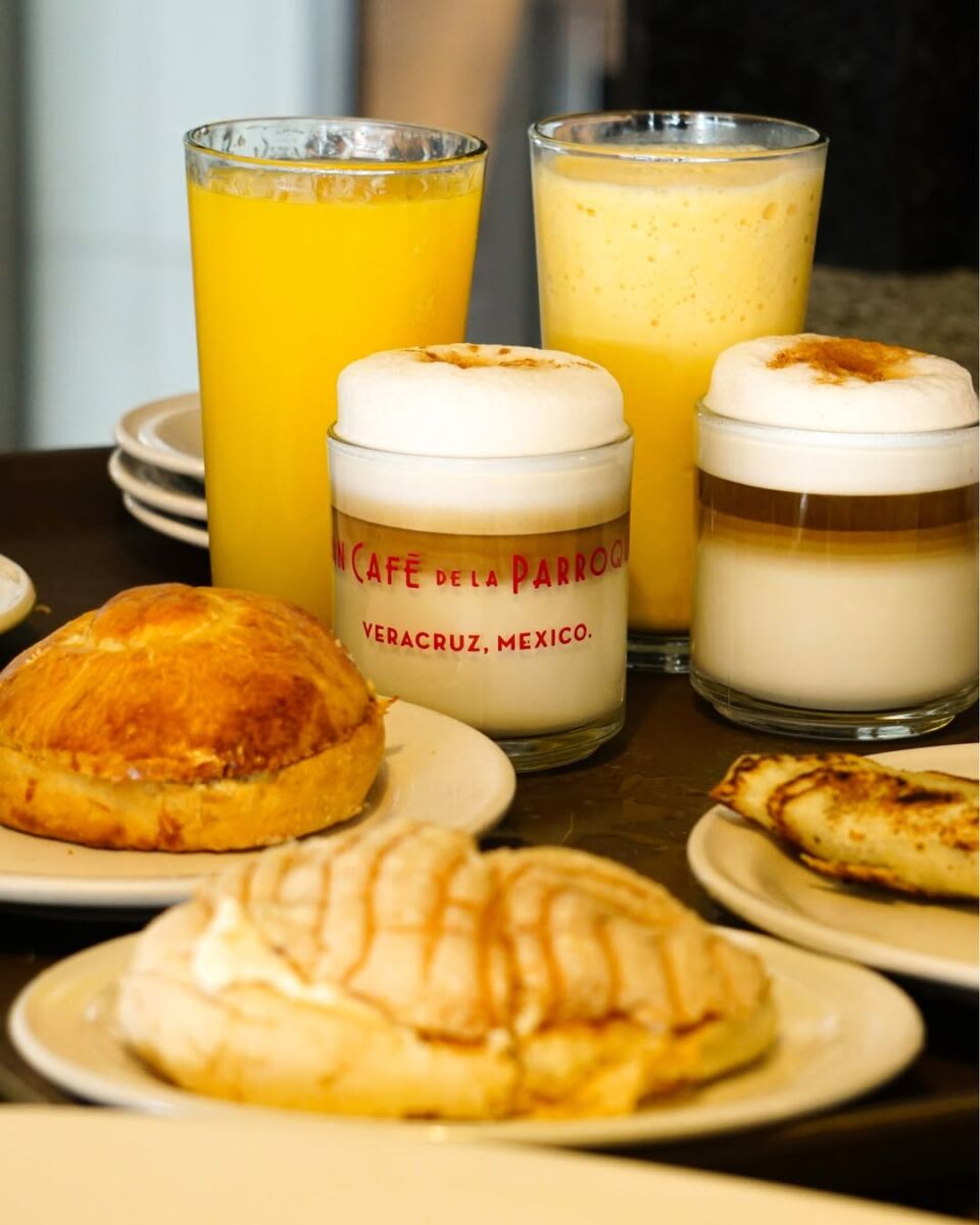 desayuno de concha reñena con cafe y jugo de narnaja