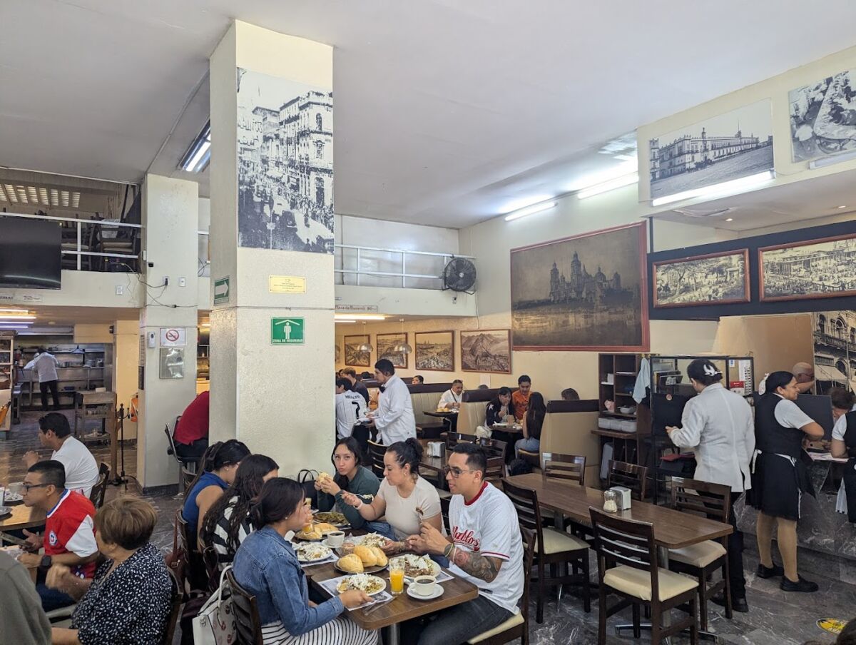 familias desayunando en una cafetería histórica de la CDMX 