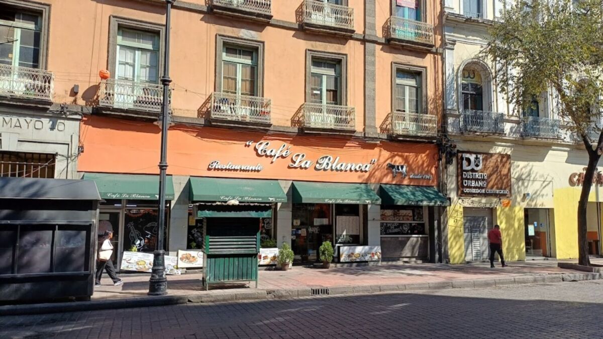 Esta cafetería del Centro Histórico de la CDMX abrió en 1915 y se hizo popular por su clásico café con leche 