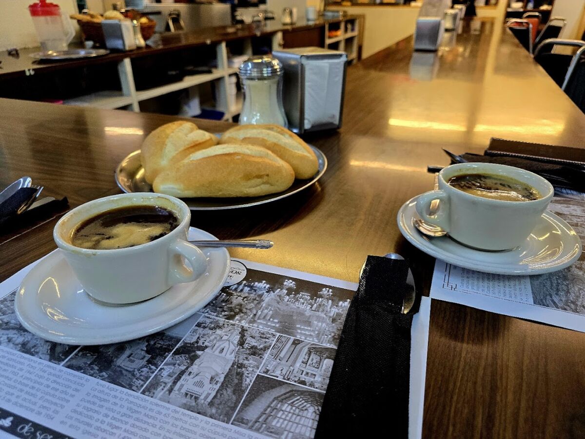 tazas de café y plato con bolillos 