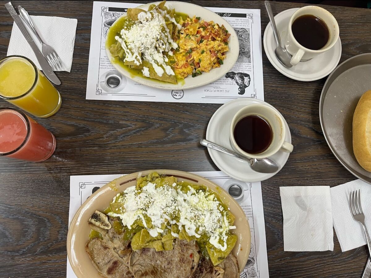 desayuno reconfortante, jugo, café y chilaquiles 