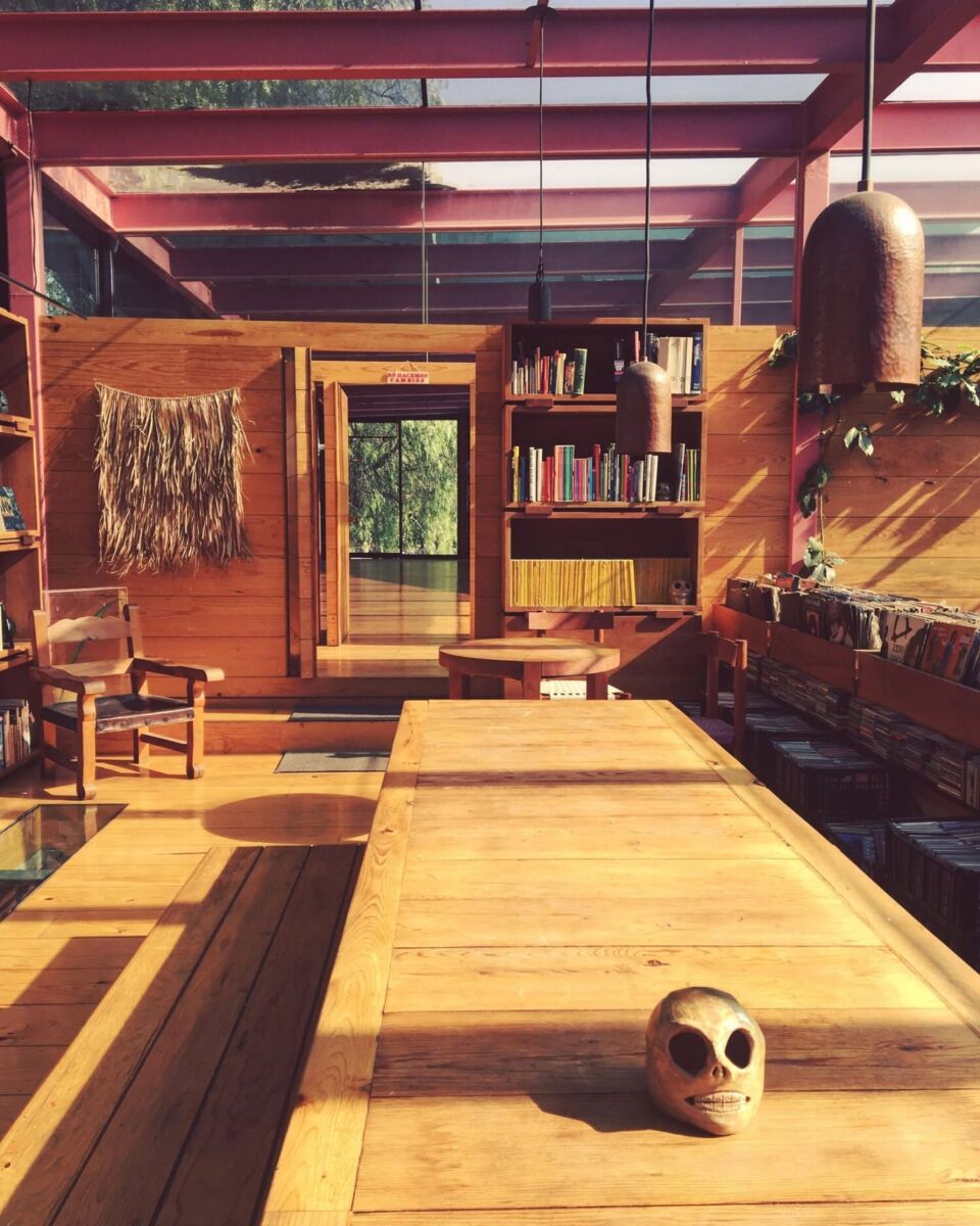 habitacion de estilo mexicano iluminada con luz natural