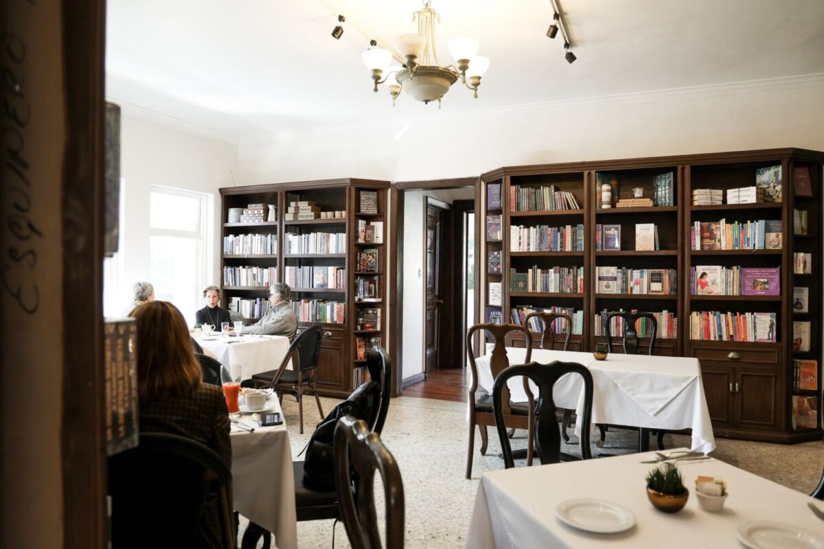 Se acercan los días más lluviosos del año: Cafeterías con libros para que no te pese el mal clima