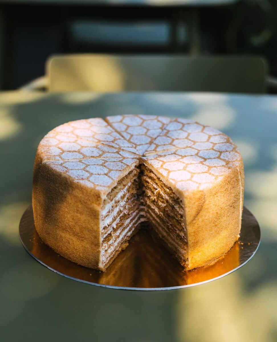 Pastel Medovik entero sin una rebanada