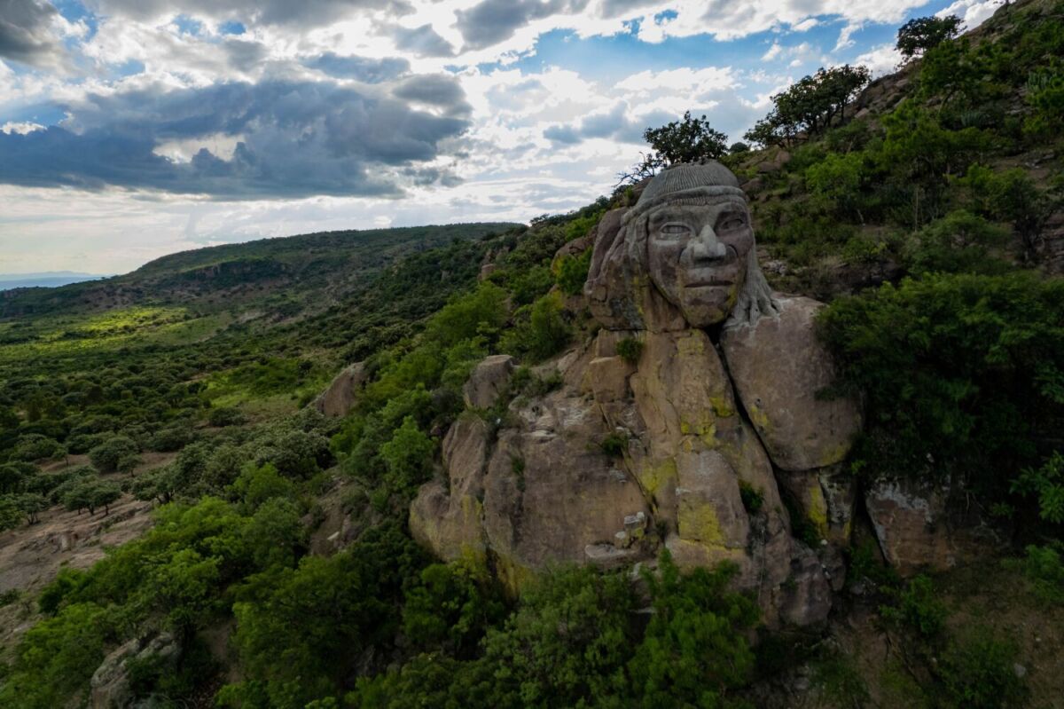 piedra monumental en un cerro 