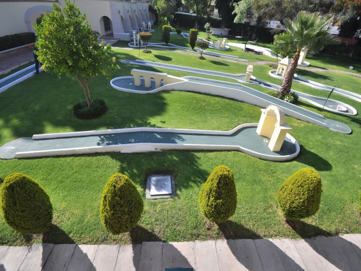 mini campo de golf en un hotel de cuatro estrellas