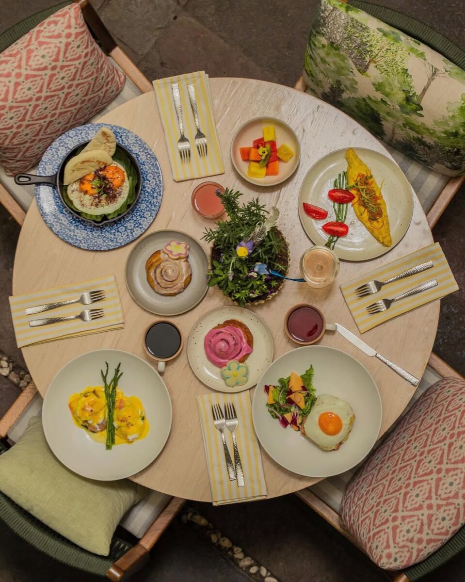 platillos de comida mexicana sobre una mesa 