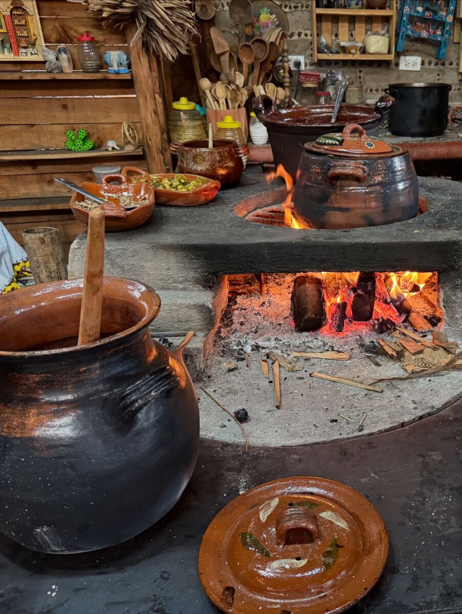 Fogón tradicional de leña con varias ollas de barro utilizadas para preparar mole y platillos de cocina tradicional morelense.