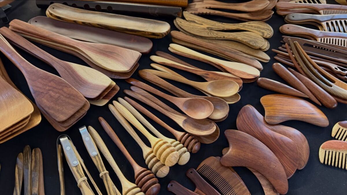 Colección de cucharas, palas y utensilios artesanales tallados en madera exhibidos dentro de Casa Mashihua.