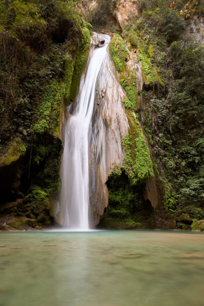caída de agua en el chuveje, con 35 metros de alto