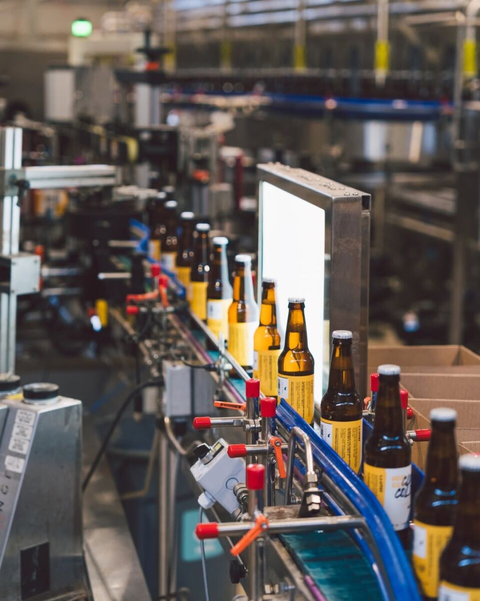 fila de cervezas en una fábrica