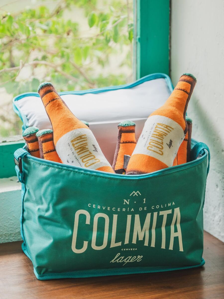 hielera verde de colimita con botellas de cerveza