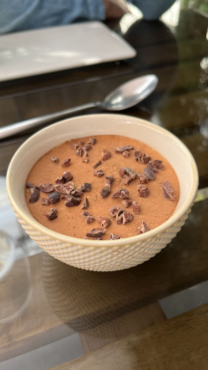 tiramisú con trozos de cacao
