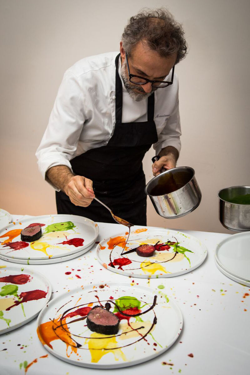 chef Massimo Bottura emplatando plato artístico