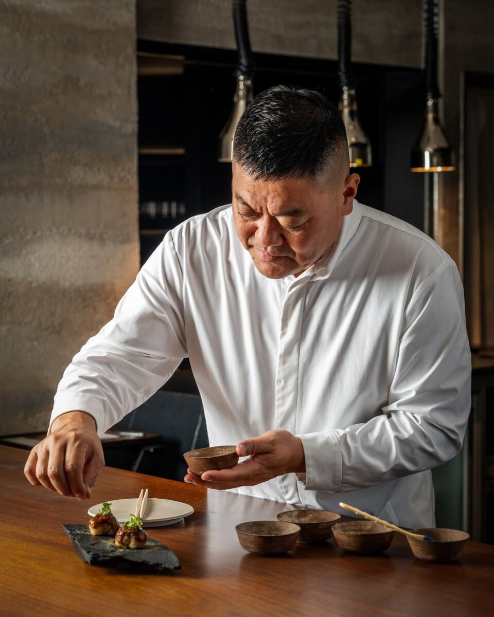 chef Yoshihiro Narisawa empatando