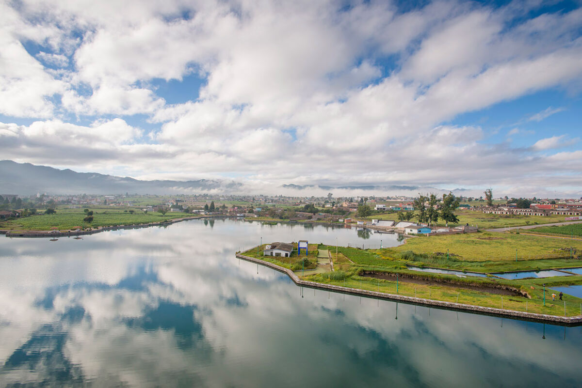 laguna de chignahuapan con las nubes reflejadas