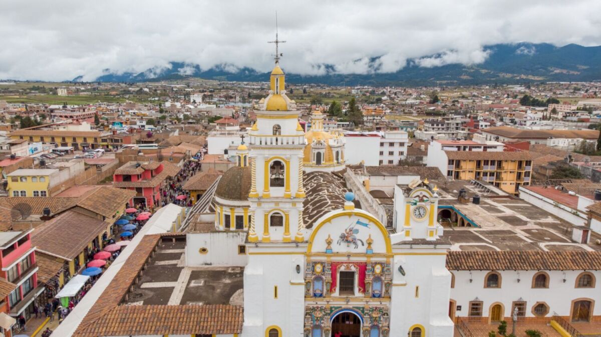 Foto panorámica aérea de pueblo tradicional mexicano con nubes