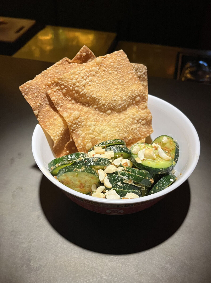 ensalada de pepino con chicharrón de arroz