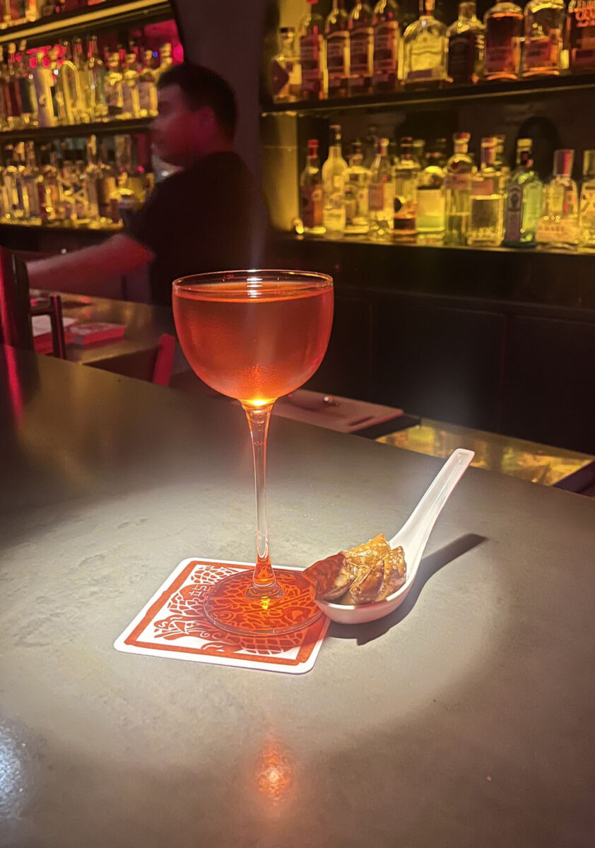 Futurista y con cócteles inspirados en el horóscopo chino: El bar en Chapultepec para ir con amigas