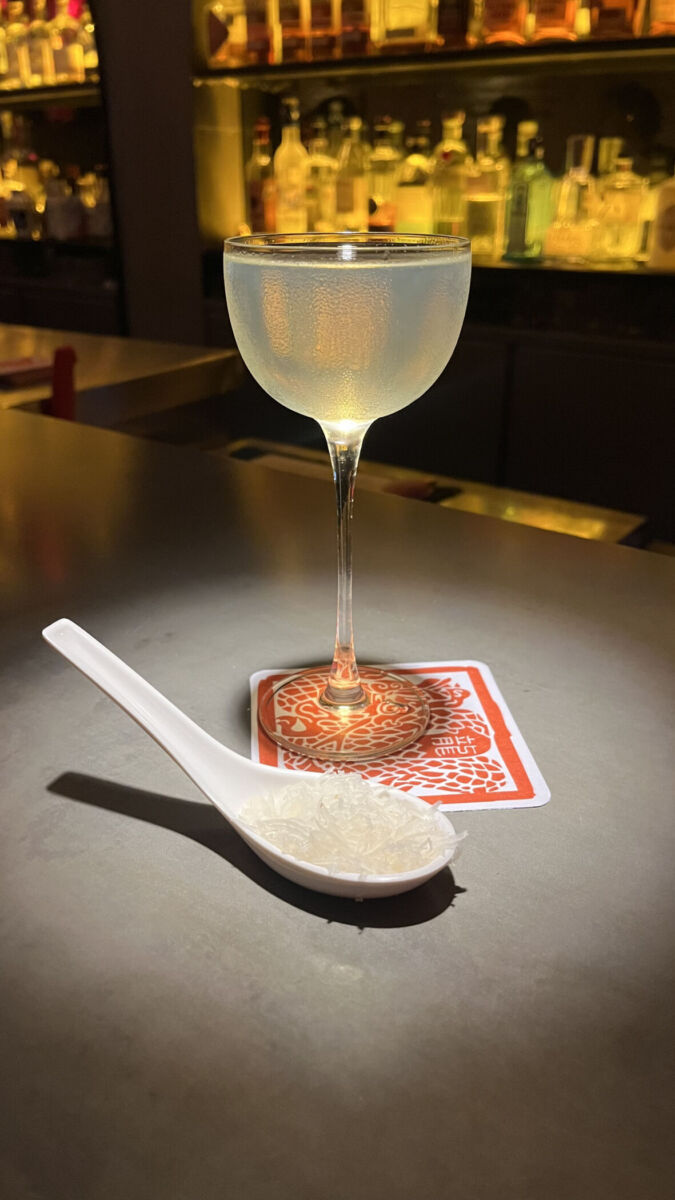 coctel elegante con garnitura en una cuchara