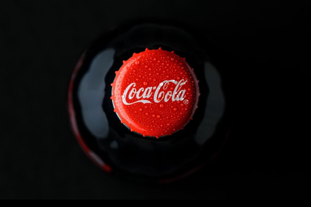 Botella de coca cola vista desde arriba