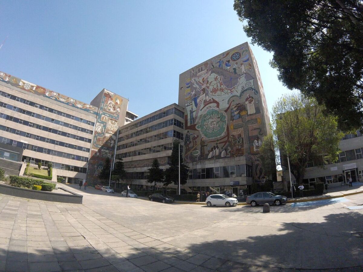 explanada del edificio Centro Scoop, en la colonia Narvarte, CDMX