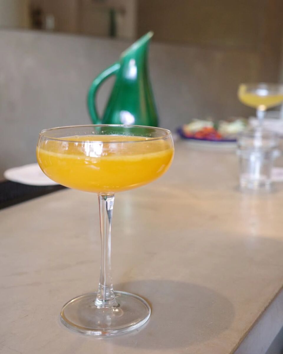 cóctel en una copa de cristal 