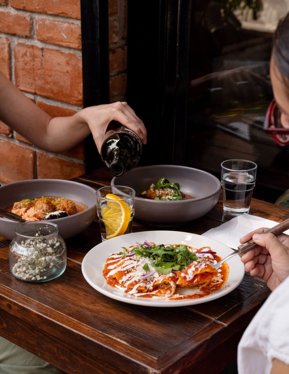 mesa con platillos y bebidas para desayunar 