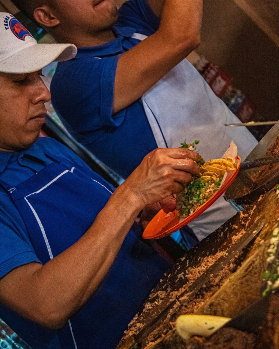 taquero haciendo tacos de suadero