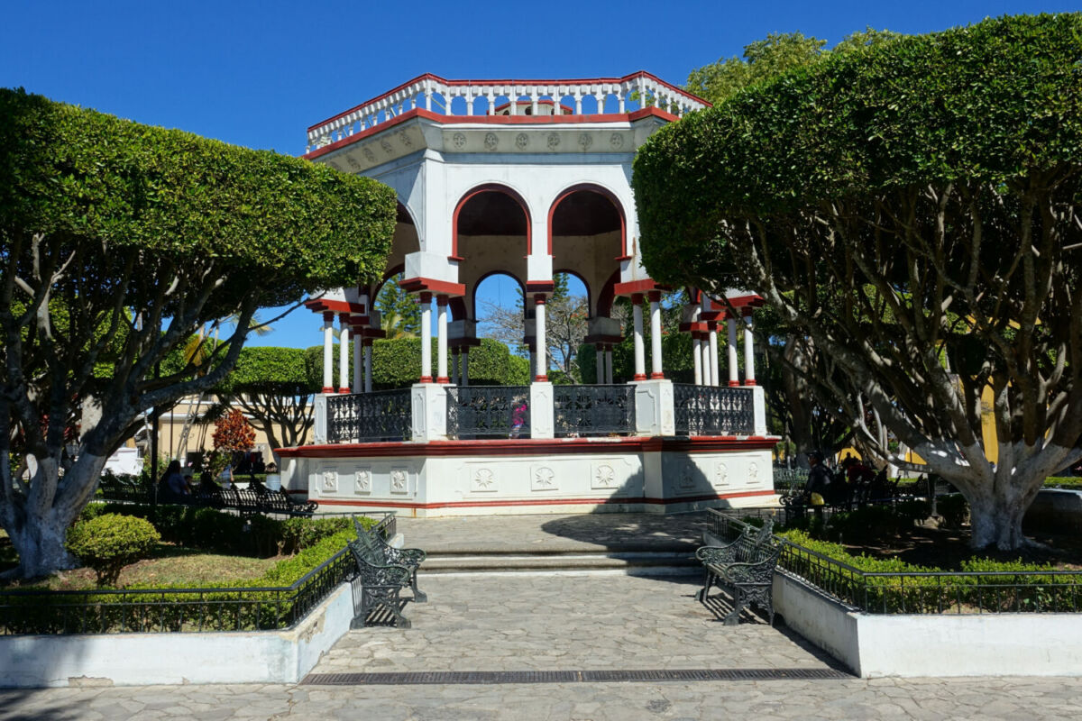 quiosco en medio de una plaza 