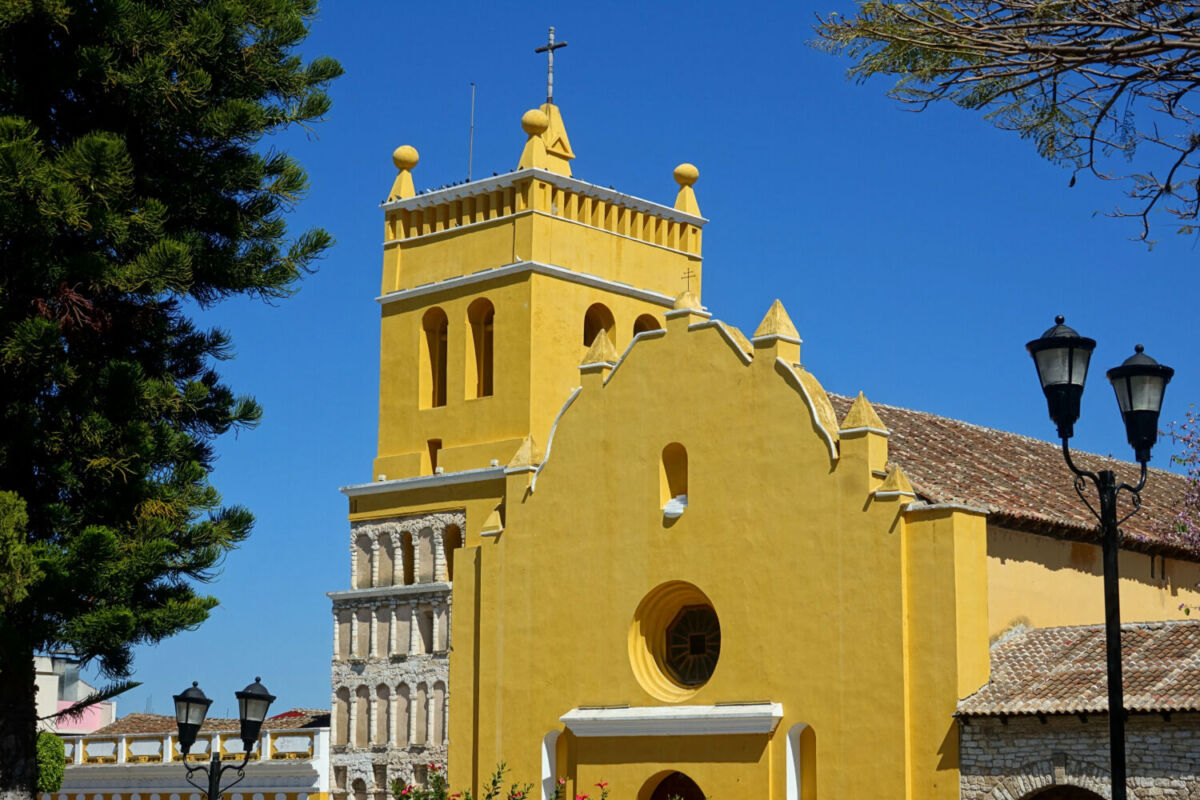 fachada de una iglesia amarilla en Chiapas 