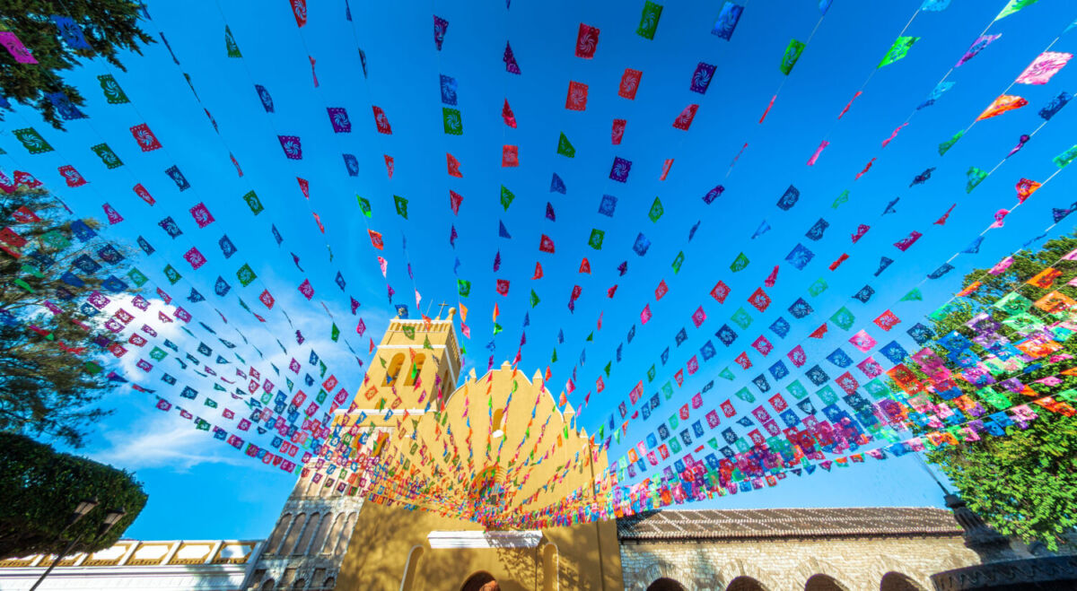 papel picado de colores adornando la fachada de una iglesia en Chiapas 