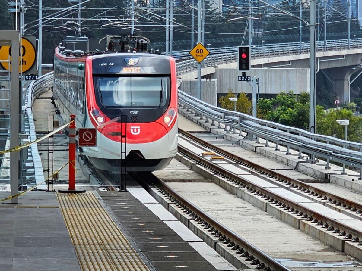 Tren El Insurgente llegando a la estación Santa Fe