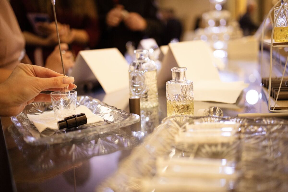 perfumista mezclado esencias para crear un perfume