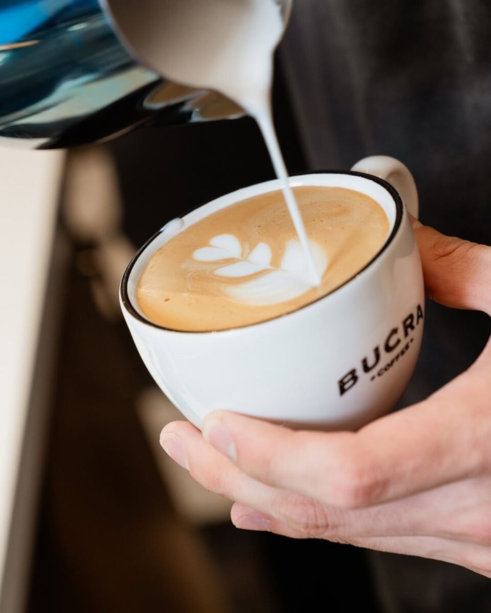 barista haciendo latte art